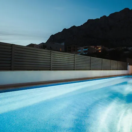 فيلة Sunny Lux 3 In By Guide ماكارسكا