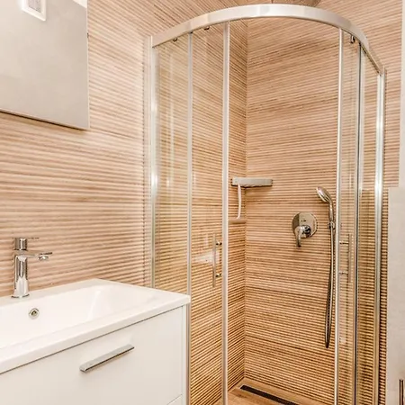 فيلة Sunny Lux 3 In By Guide